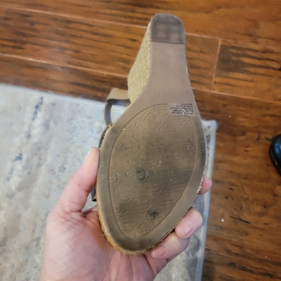 Daisy Fuentes cute tan wedges. - Picture 5 of 5